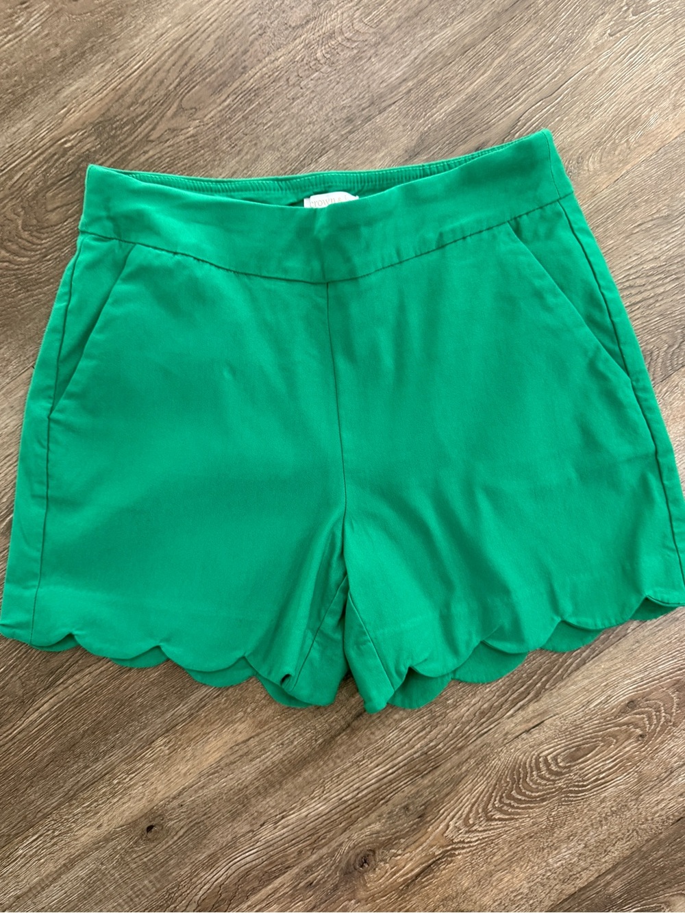 Crown & Ivy Women's Scallop Hem Shorts